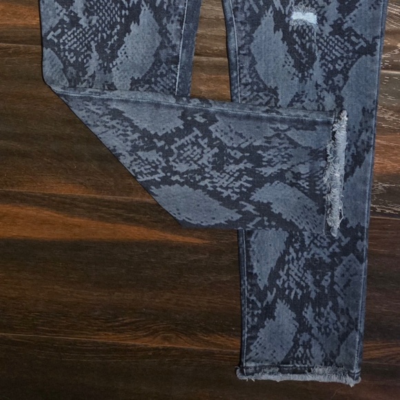 Democracy "Snake Print" Denim Jeans STRETCH SKINNY sz 8 - Picture 4 of 4